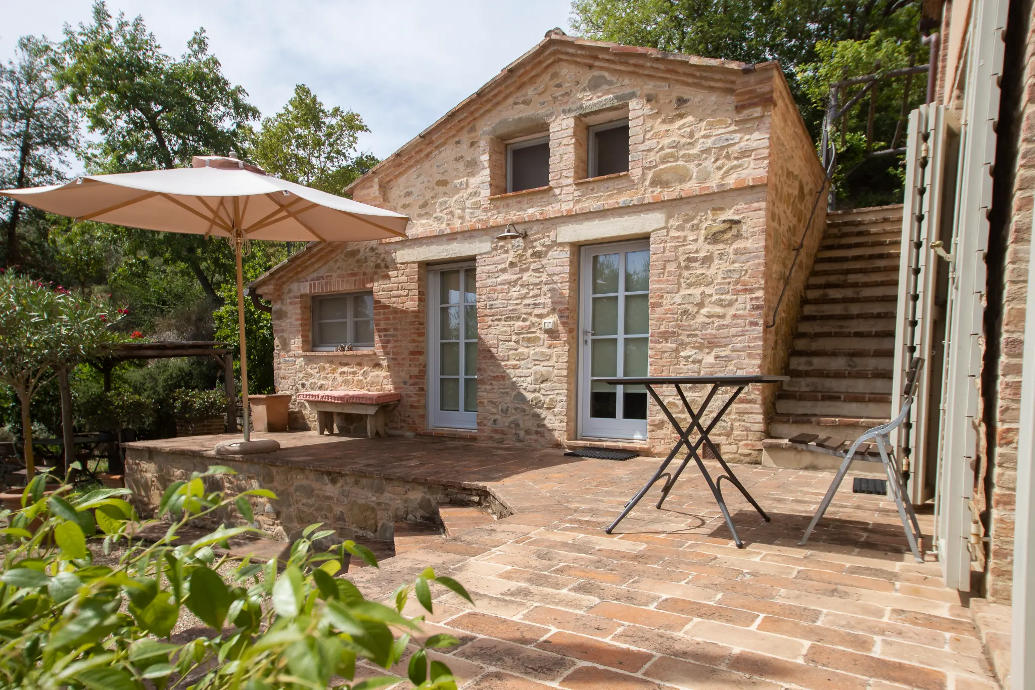 Casale in pietra con patio